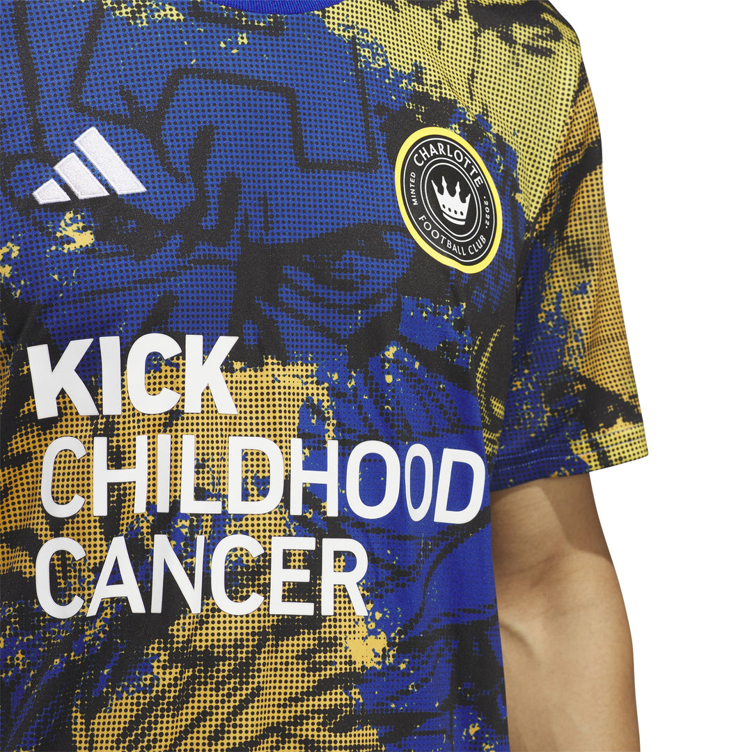 Camiseta adidas MLS Charlotte FC Kick contra el cáncer infantil 