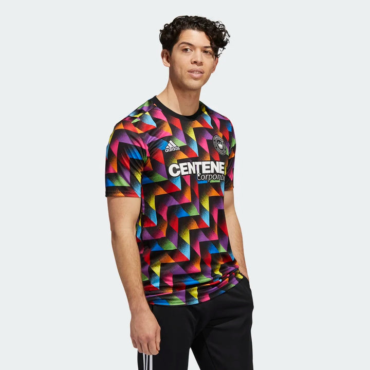 Camiseta adidas Charlotte FC Pride antes del partido